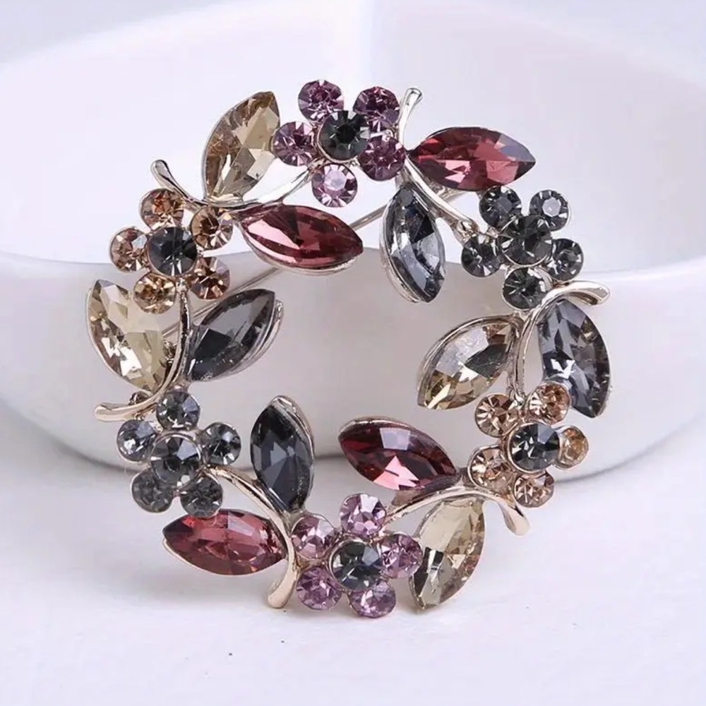 NWOT - Sparkling Rhinestone Wreath Brooch